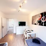 Have-a-nice-stay - - Monteursunterkunft - Einzelbetten - Gute Anbindung - Bettwaesche *