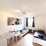 Have-a-nice-stay - - Monteursunterkunft - Einzelbetten - Gute Anbindung - Bettwaesche Seth